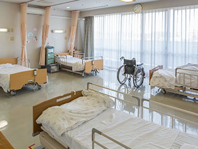 広々とした居室 居室 自然光が差し込む広々とした空間で、快適に過ごせます。各ベッドに個別のカーテンでプライバシーも確保されています。