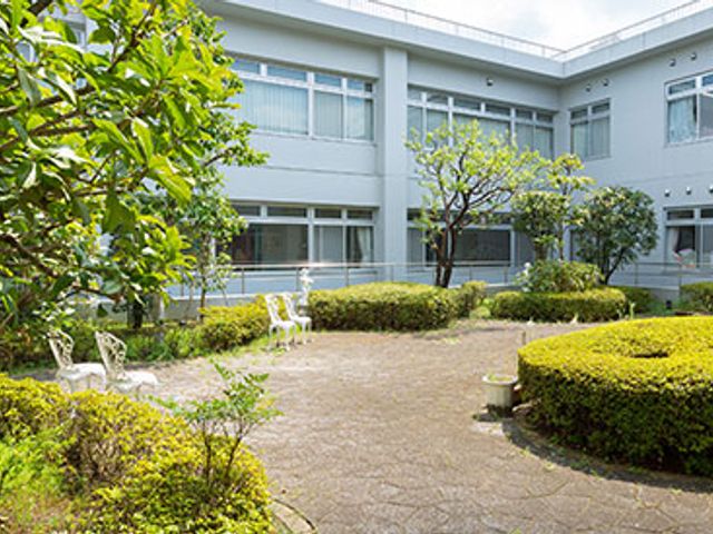 緑豊かな中庭 中庭 四季折々の自然を楽しめる、緑豊かな空間です。リラックスした時間を過ごすことができます。