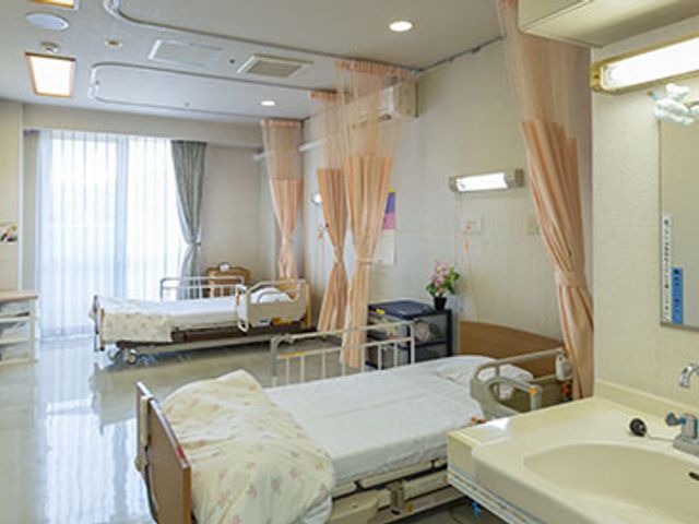 明るい居室 居室 広々とした明るい空間が広がる居室です。自然光が差し込み、快適に過ごせます。