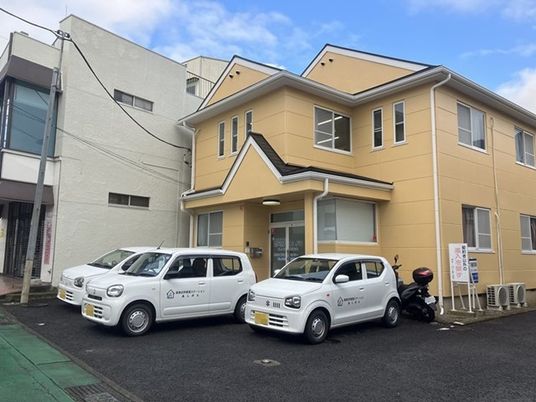 建物外観と車両の外観  
