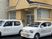 車が停まる建物外観  