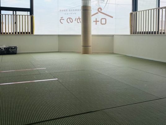 明るい畳敷きの多目的室  