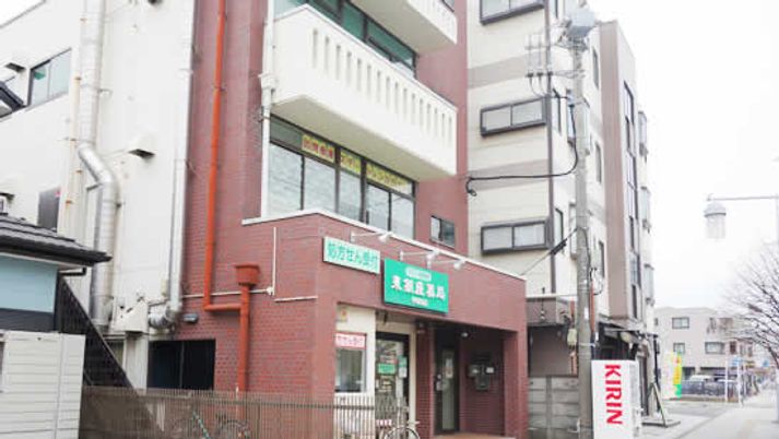 明るいエントランスの建物