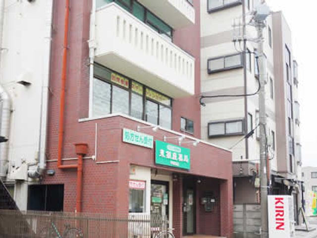 明るいエントランスの建物 エントランス 清潔感のあるエントランスは、訪れる方々を温かく迎え入れます。安心して過ごせる環境がここにあります。