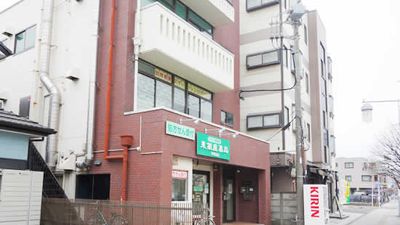 明るいエントランスの建物