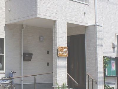 車椅子が置かれた外観