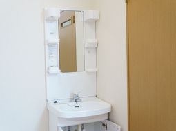 清潔な洗面台と鏡