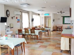 広々とした明るいダイニング