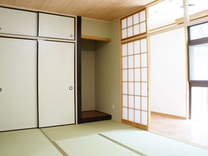  和室の明るい居室  