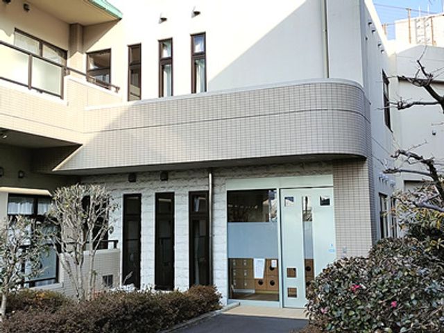明るく開放的なエントランス エントランス ゆったりとした開放感あふれる入口です。安心してお過ごしいただける明るい雰囲気が迎えてくれます。