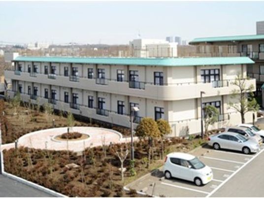 建物外観と駐車場  