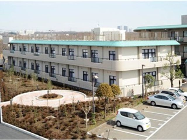 建物外観と駐車場 外観   明るい色合いの建物が見える外観です。前面に駐車スペースがあり、車での来訪もしやすそうです。