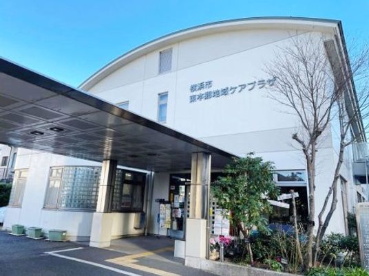 明るい建物の外観