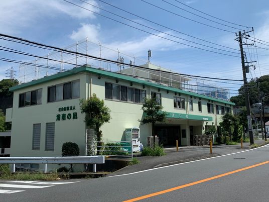 緑色外壁の建物外観  