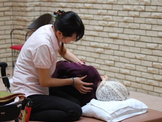 介助を受ける女性と職員