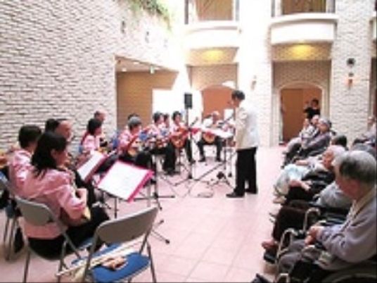 中庭での音楽演奏会