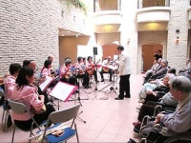 中庭での音楽演奏会 演奏会 ゆったりとした中庭では、音楽演奏で潤いある時間を提供しており、スタッフも参加し盛り上がります。