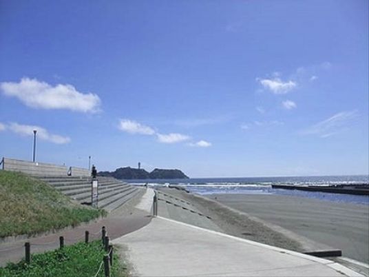 青空と海の散歩道
