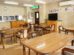 暖かい雰囲気の食堂