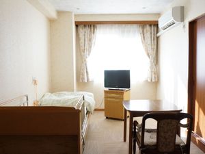 居室のベッドとテーブル