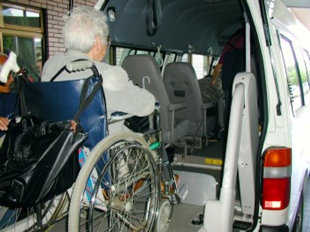 車椅子搭乗支援の様子