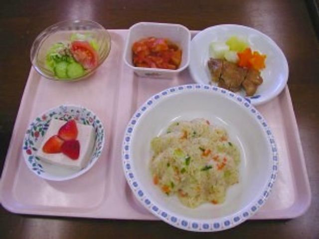 彩り豊かな食事トレー