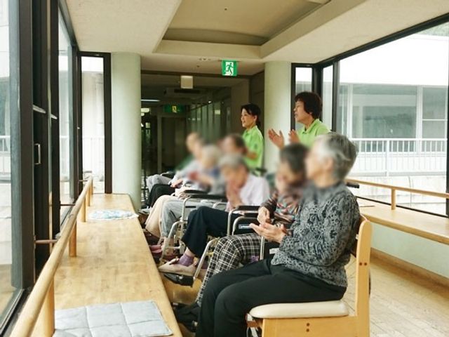開放的な廊下 廊下 広々とした廊下には自然光が差し込み、快適に過ごせる空間です。車椅子をご利用の方にも優しい設計です。