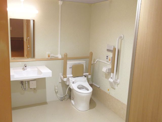 安全な設備のトイレ トイレ 明るく清潔なトイレは、手すりが設置されており、安全に使える設計です。