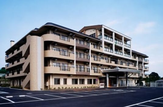 広々とした建物外観