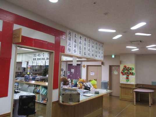 掲示物のあるロビー  