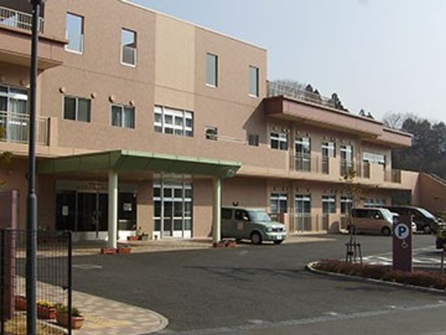 広々とした明るい外観 外観 ゆったりとした空間のエントランスが、皆様を温かくお迎えします。車でもアクセスしやすい立地です。