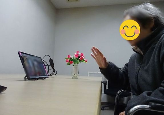 笑顔で挨拶する方 中庭
