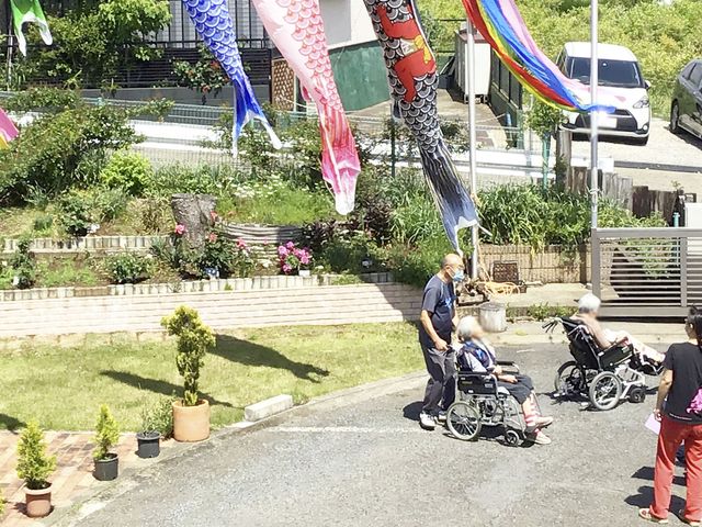 車椅子利用中の庭 庭 広々とした庭で車椅子を使用しながら、心地よいひとときを過ごせます。車椅子も安心です。