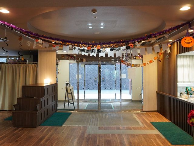 ハロウィン飾りのエントランス エントランス ハロウィンデコレーションが施され、施設の雰囲気を華やかに彩っています。
