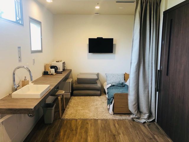快適な居室 居室 落ち着いた雰囲気の部屋には、収納スペースがあり、プライバシーが守られています。静かに休息できる環境です。