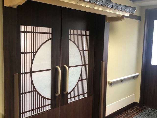 和風の扉付き廊下 廊下 落ち着いた和の雰囲気が漂う廊下です。温かみのあるデザインの扉が目を引きます。