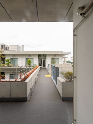 緑に囲まれた外観