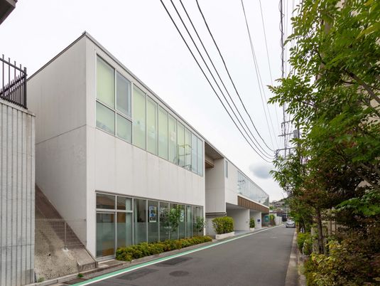 現代的な建物の外観