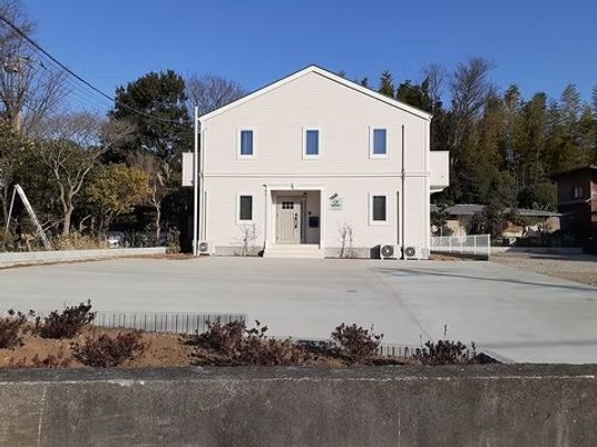 白い建物の外観  