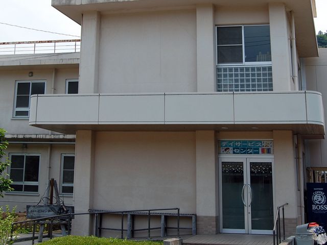 安心できる施設の外観 外観 広々とした閑静な建物の入り口は、利用者さまの訪問を歓迎しています。明るく清潔感のある外観が印象的です。