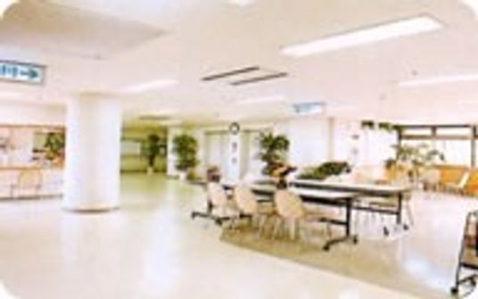 光が差し込む広間