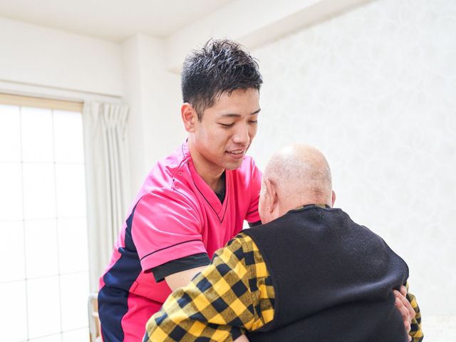 支援を受ける場面 スタッフイメージ 優しいサポートが行われている様子です。働きながら安心感や充実感を得られる環境です。