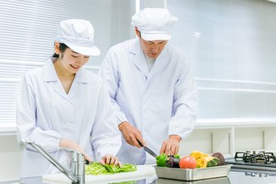 キッチンで食材を準備