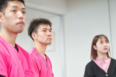 真剣な表情のスタッフイメージ
