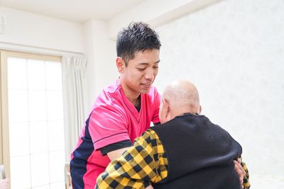 優しい対応の介護スタッフ