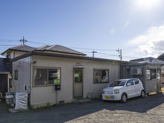 外観と駐車場の建物  