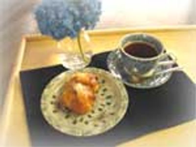 コーヒーと菓子のテーブル