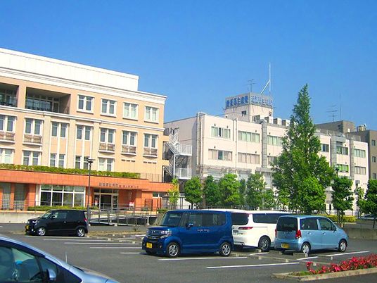 施設外観と駐車場  