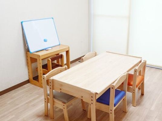 4人掛け木製テーブルの部屋  