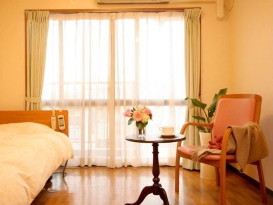 明るい個室の居室